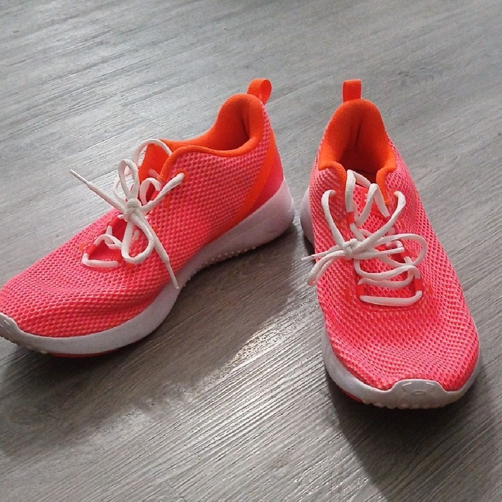 Under Armour Squad 2 running athletic workout sneaker Sz 11 EUC worn once